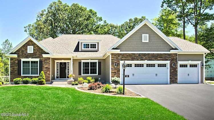 28 Farmington Ct Glenmont, NY 12077