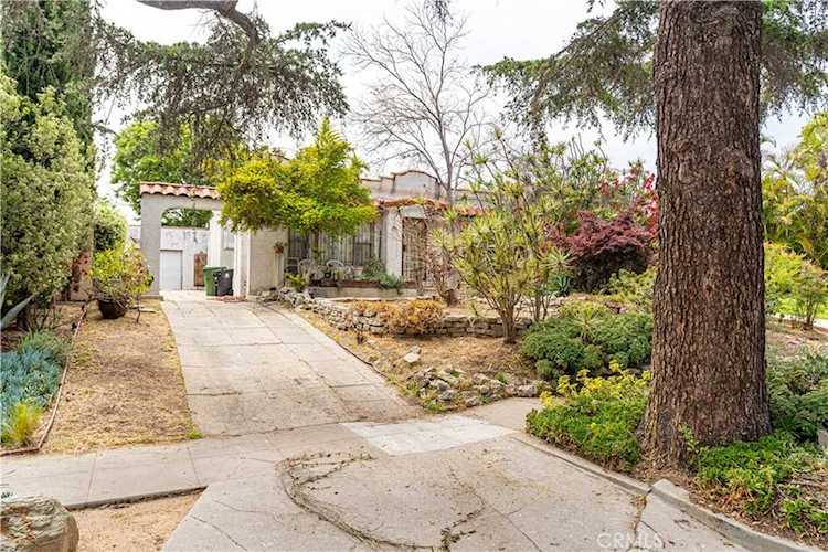 555 N Plymouth Blvd Los Angeles, CA 90004