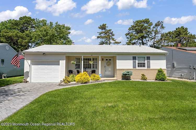 13 Nostrand Dr Toms River, NJ 08757