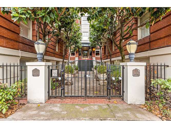 2083 NW Johnson ST #3 Portland, OR 97209