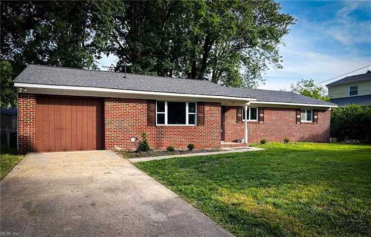 122 Saint Stephens Dr Newport News, VA 23602