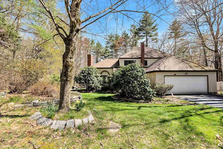 24 Corriveau Dr Hooksett, NH 03106 | MLS 4950143 Photo 1