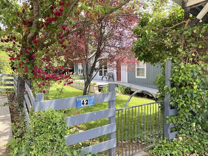 42 Sarma Dr Shady Cove, OR 97539