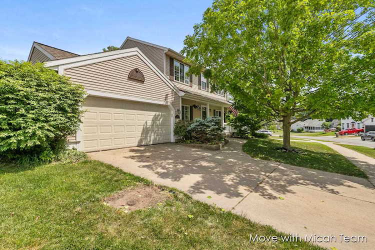 4700 Meadow Lake Dr SE Kentwood, MI 49512 | MLS 23018294 Photo 1