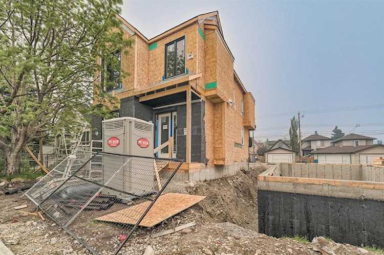 419 7A St NE Calgary, AB T2E 4G1