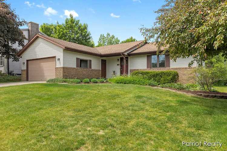 117 Robinhood Dr NE Grand Rapids, MI 49546 | MLS 23018268 Photo 1