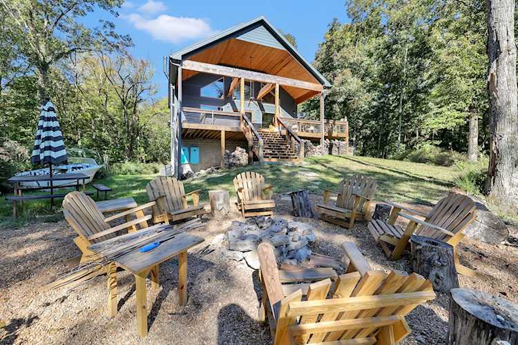1495 Puryears Bend Rd Hartsville, TN 37074