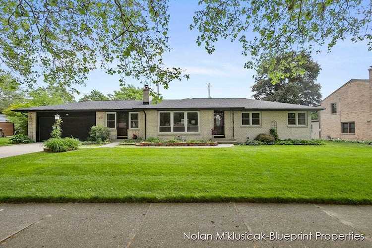 124 Woodcrest Dr NW Grand Rapids, MI 49504 | MLS 23018307 Photo 1