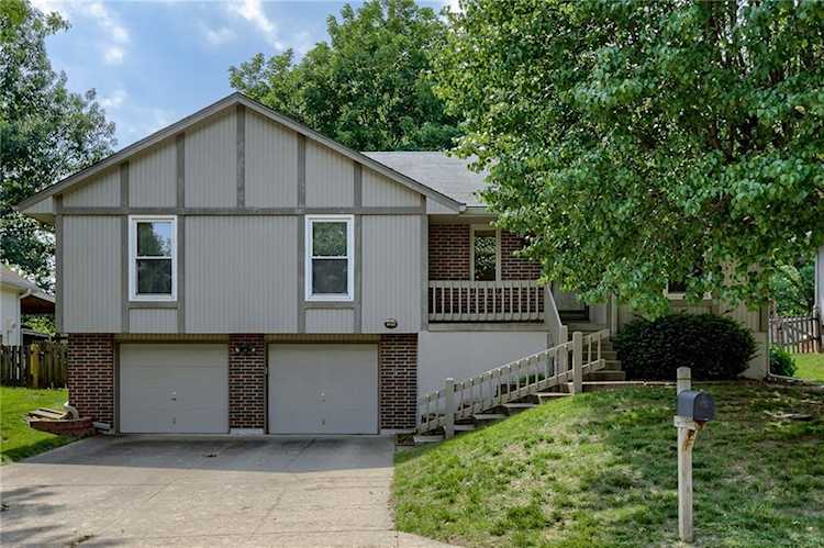 2311 NW 8th St Blue Springs, MO 64015 | MLS 2438093 Photo 1