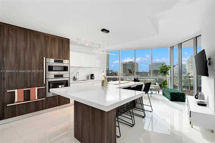 851 NE 1st Ave #1010 Miami, FL 33132