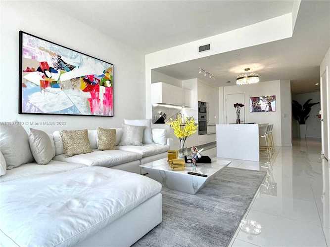 851 NE 1st Ave #2200 Miami, FL 33132
