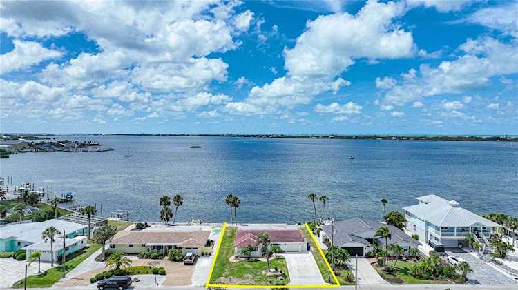 933 Suncrest Ln Englewood, FL 34223