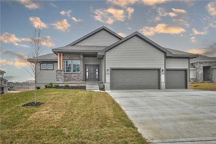 5821 Apache Dr Shawnee, KS 66226