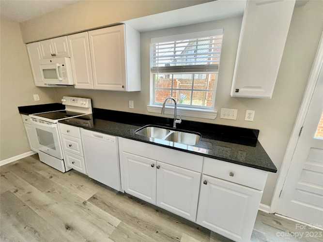 8841 Hunter Ridge Dr Charlotte NC 28226 | MLS #4036899 | Hendrix Properties Photo 1