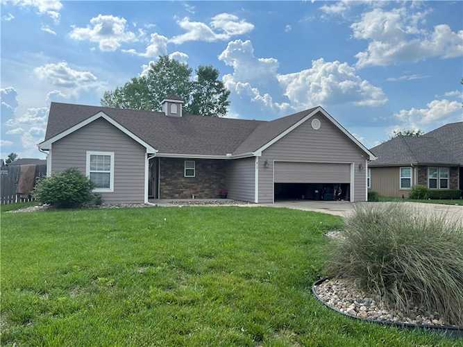 810 N Chestnut Dr Tonganoxie, KS 66086 | MLS 2438569 Photo 1