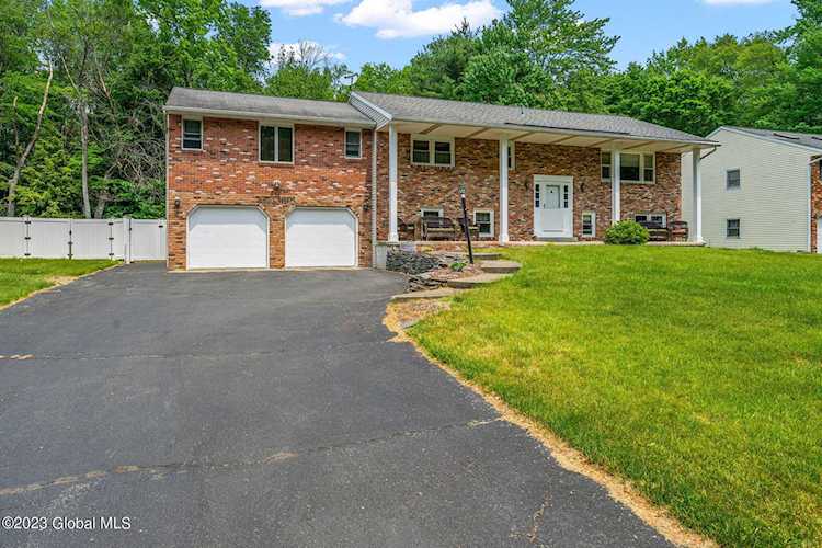 3017 Williamsburg Dr Guilderland, NY 12303