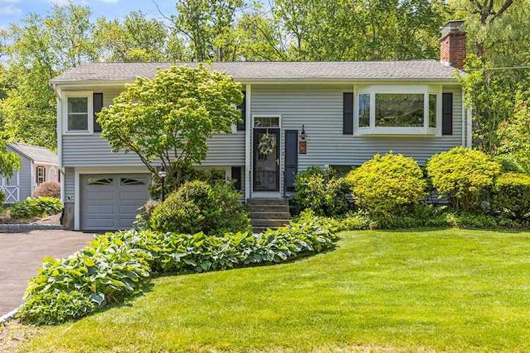 25 Aqueduct Rd Wayland, MA 01778 | MLS 73119632 Photo 1