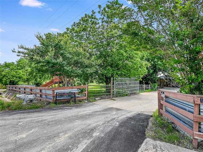 1651 County Road 137 Hutto, TX 78634