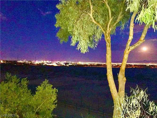 11047 Village Crest Ln Las Vegas, NV 89135