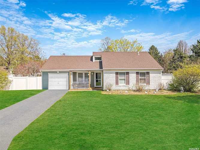 23 Gabon Ln Coram, NY 11727