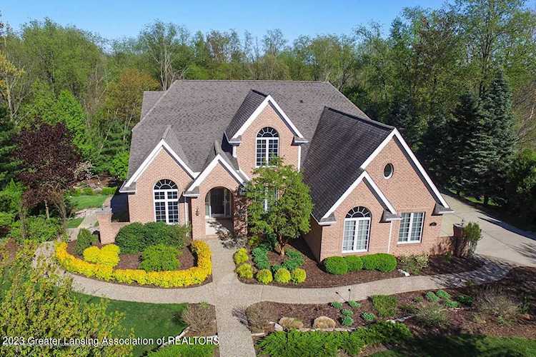 2329 Pine Hollow Dr East Lansing, MI 48823