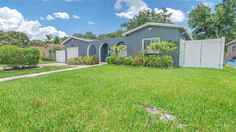 831 SW 49th Ter Margate, FL 33068