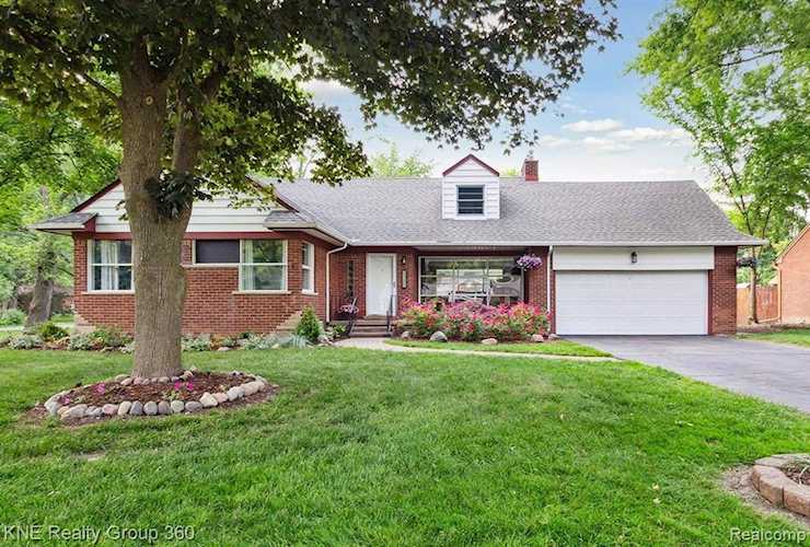 18910 Bungalow Dr in Lathrup Village, MI Photo 1