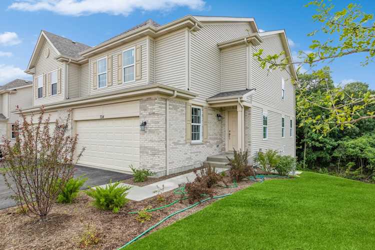 704 Oak Hollow Rd Crystal Lake, IL 60014
