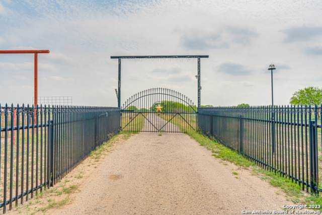 1354 Red Barn Rd Poteet, TX 78065