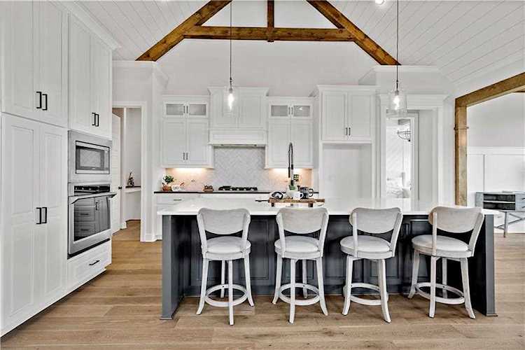 2225 NW Killarney Ln Lee's Summit, MO 64081