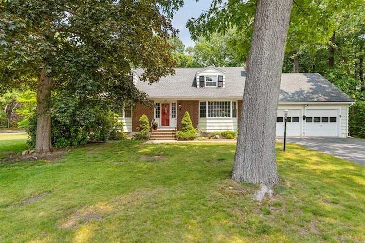 8 Candlewood Rd Lynnfield, MA 01940 | MLS 73118091 Photo 1