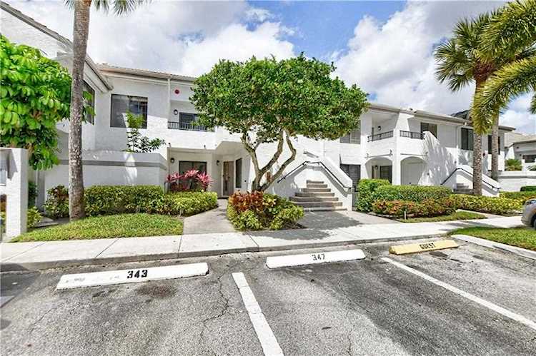 7455 Glendevon Ln #202 Delray Beach, FL 33446