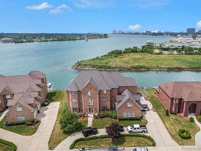 18 Sand Bar Ln Detroit, MI 48214