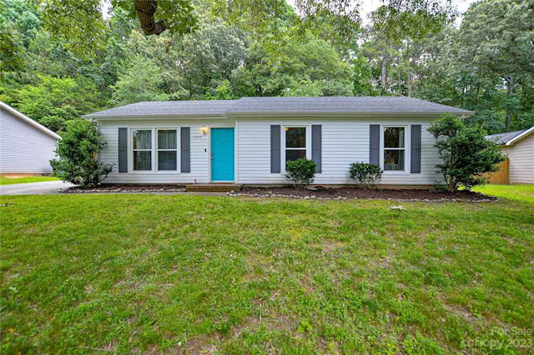1542 Player Ct Gastonia NC 28054 | MLS #4039084 | Hendrix Properties Photo 1