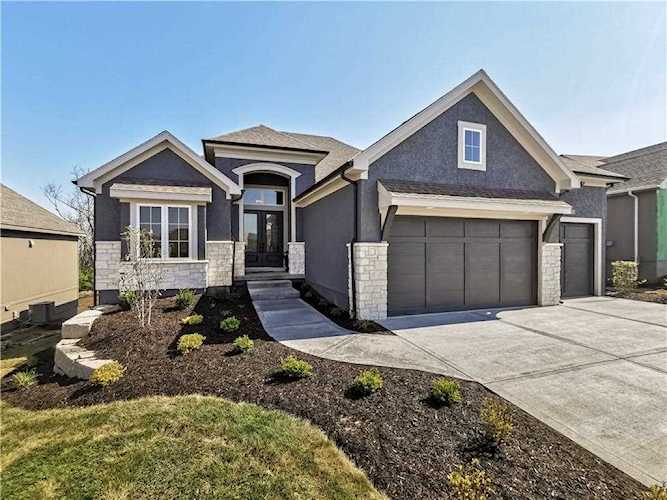 8189 Valley Rd Lenexa, KS 66220