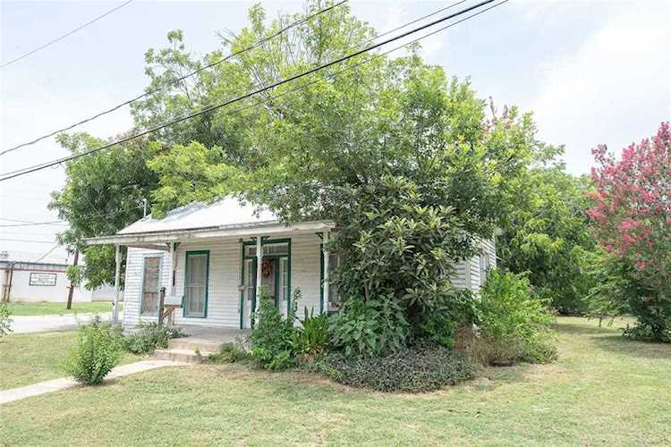 301 E Houston ST Luling, TX 78648