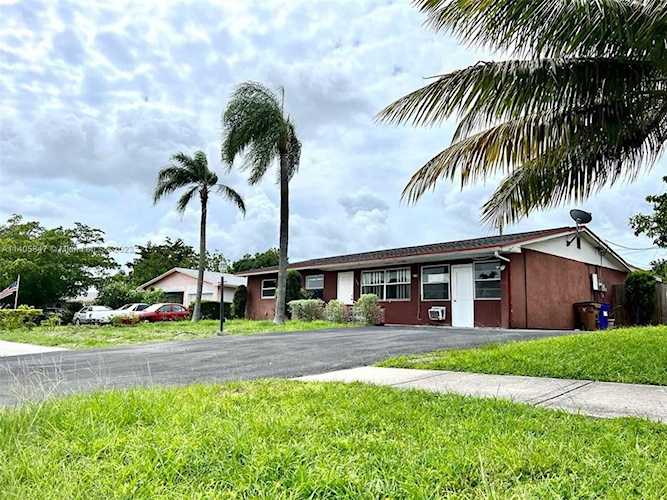 Beautiful home in Deerfield Beach, Priced at $445,000 Photo 1