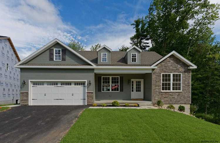 10 Aspen Dr Ballston Lake, NY 12019