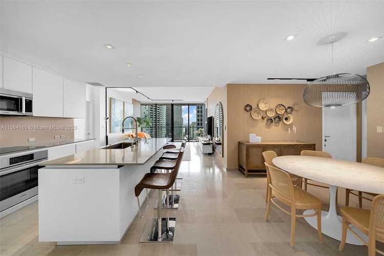 68 SE 6th St #2103 Miami, FL 33131