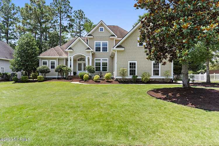 1504 Grandiflora Dr Leland, NC in Magnolia Greens. Looking for a beautiful home in the Magnolia Greens Golf Plantation Community? This 3 Bedroom, 2... Photo 1