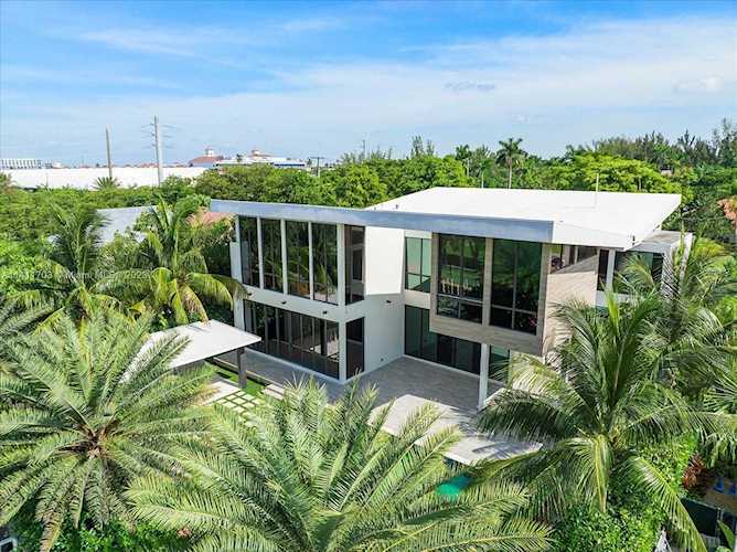 521 Holiday Dr Hallandale Beach, FL 33009