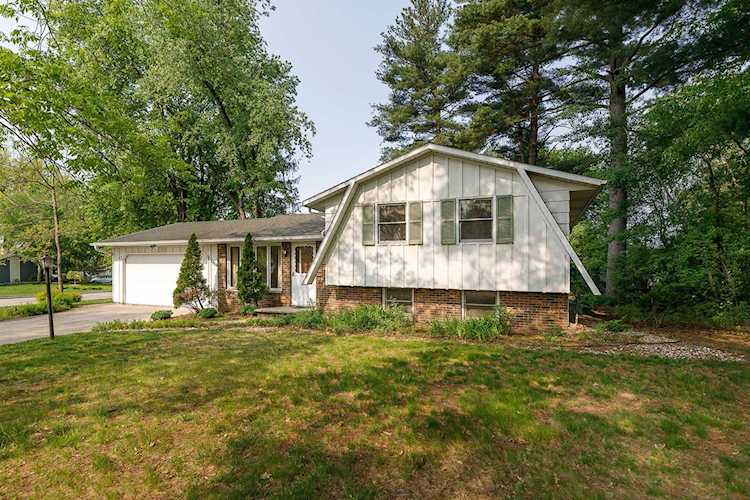 1814 Southview Ln Green Bay, WI 54304-2959 home for sale, MLS#50275391 - Dallaire Realty Photo 1