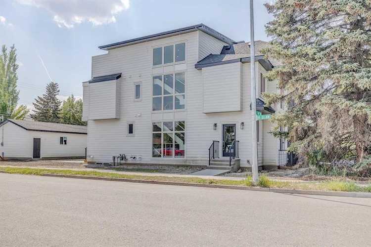 2325 8 St NW Calgary, AB T2M 1T3