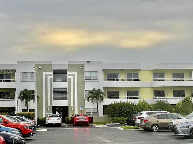 10755 SW 108 Av #302 Kendall, FL 33176