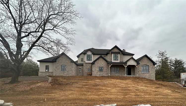 18 Williamsburg Estates Dr Town And Country, MO 63131