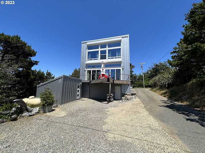 625 Tichenor ST Port Orford, OR 97465