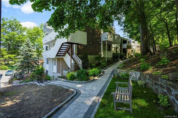 1522 Fox Glen Dr Hartsdale, NY 10530 | MLS H6251757 Photo 1