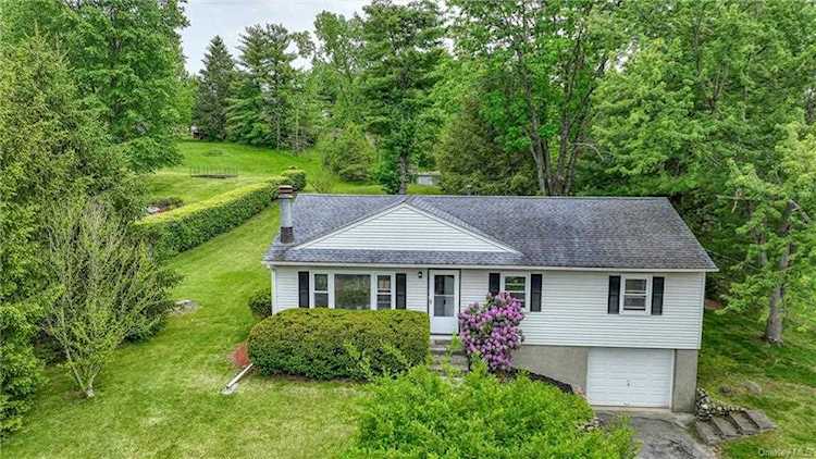 21 Rowell Ln Wappingers Falls, NY 12590