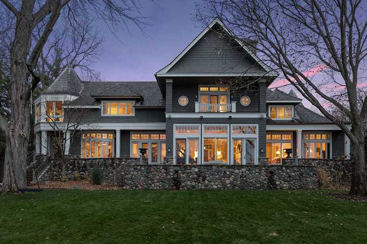 2619 S Shore Boulevard White Bear Lake, MN 55110