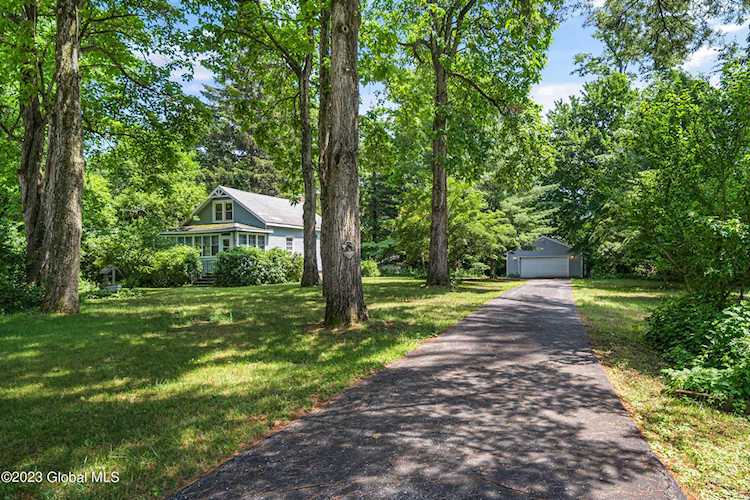 20 Leonard Dr Delmar, NY 12054